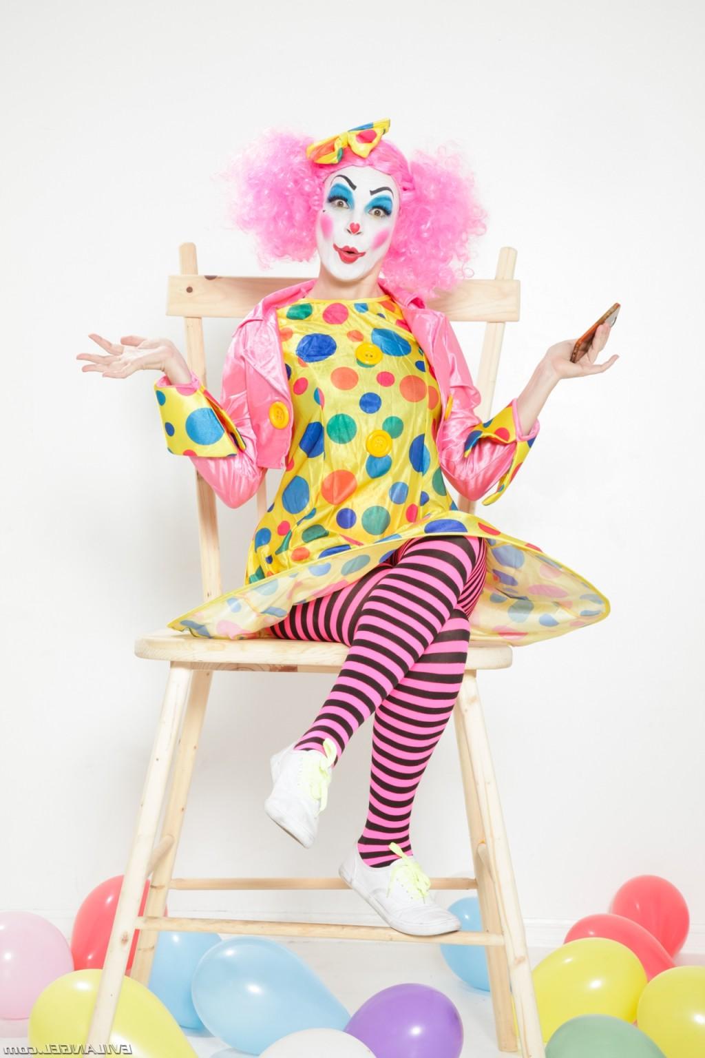 15P Dana Vespoli and clowns