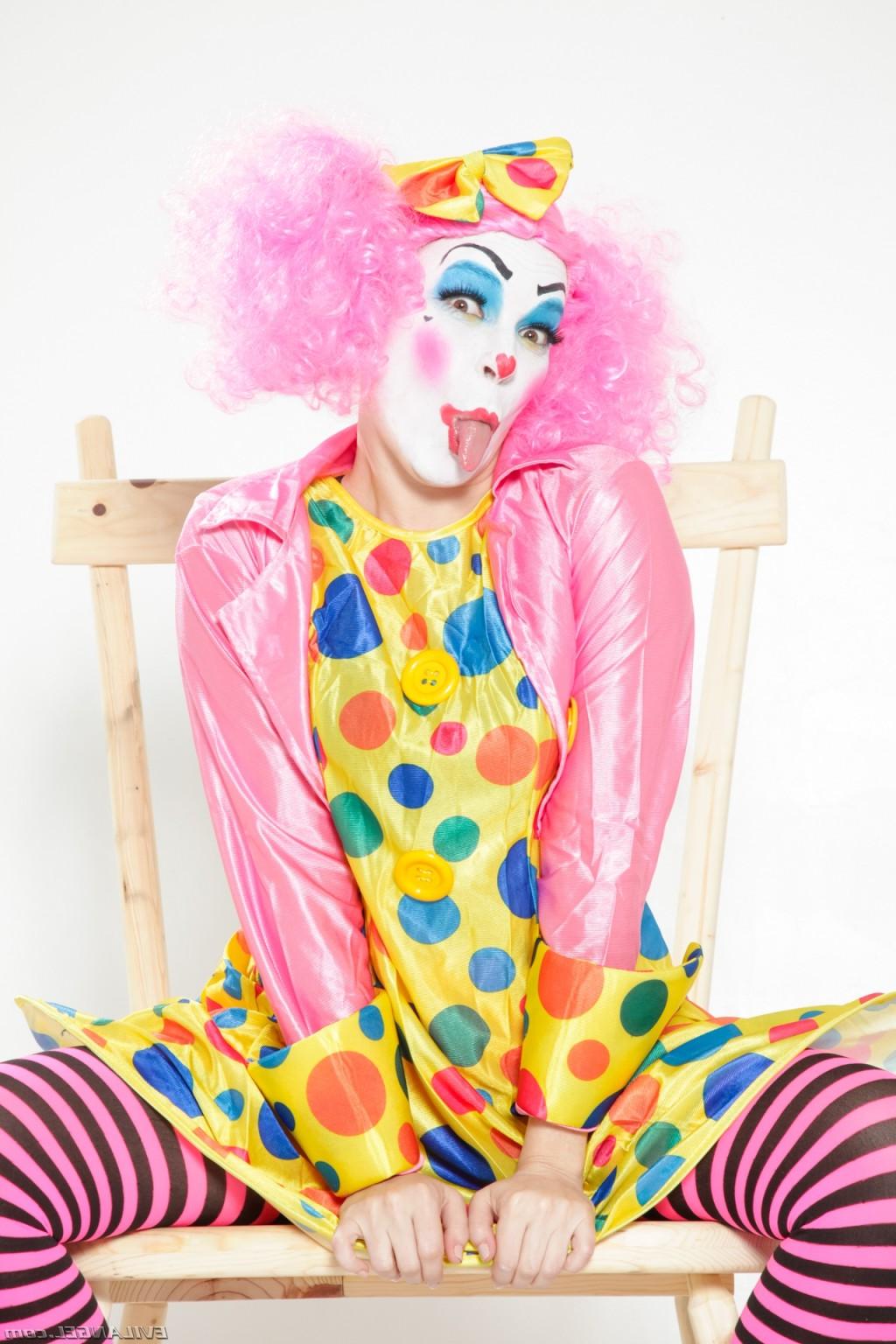 15P Dana Vespoli and clowns