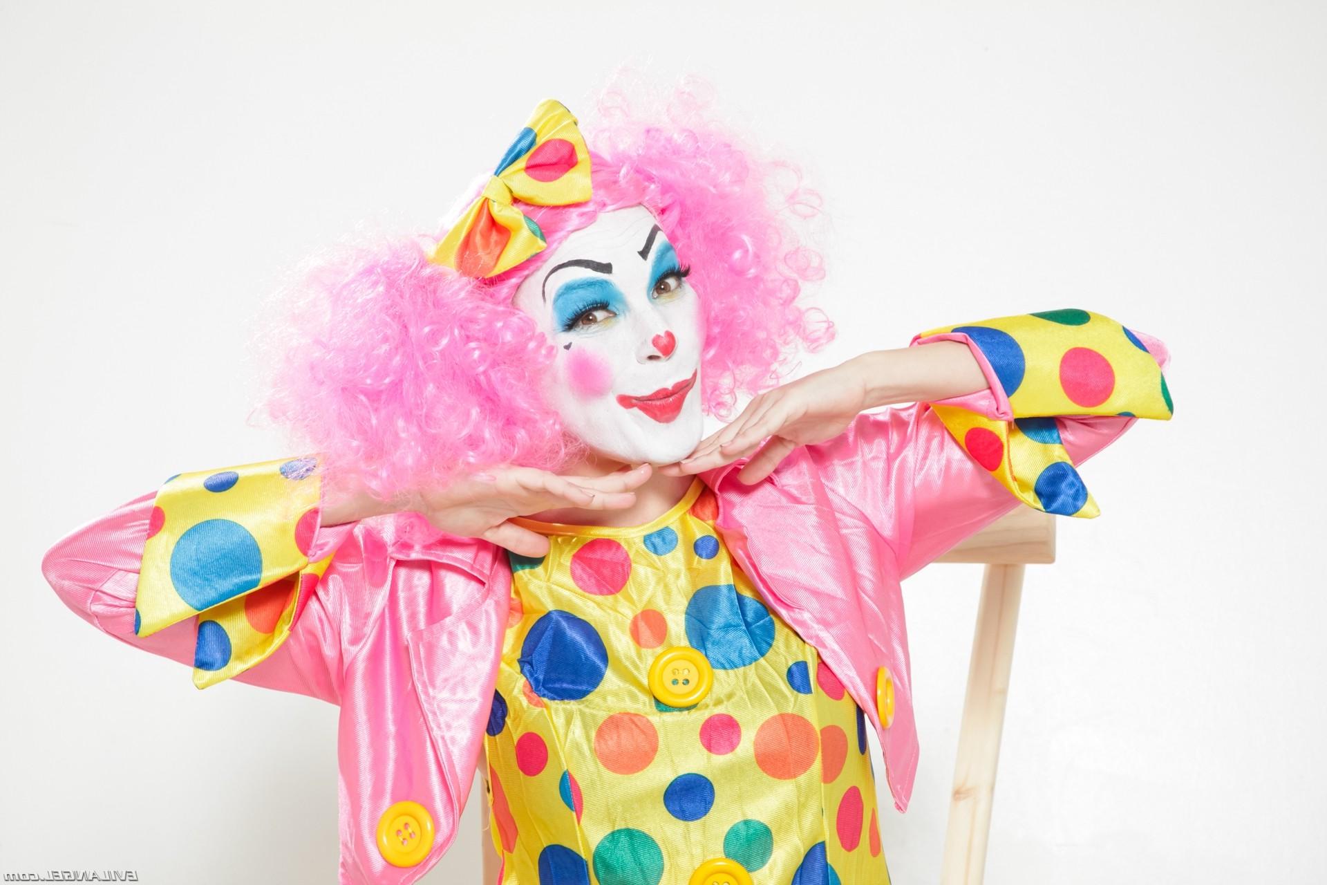 15P Dana Vespoli and clowns