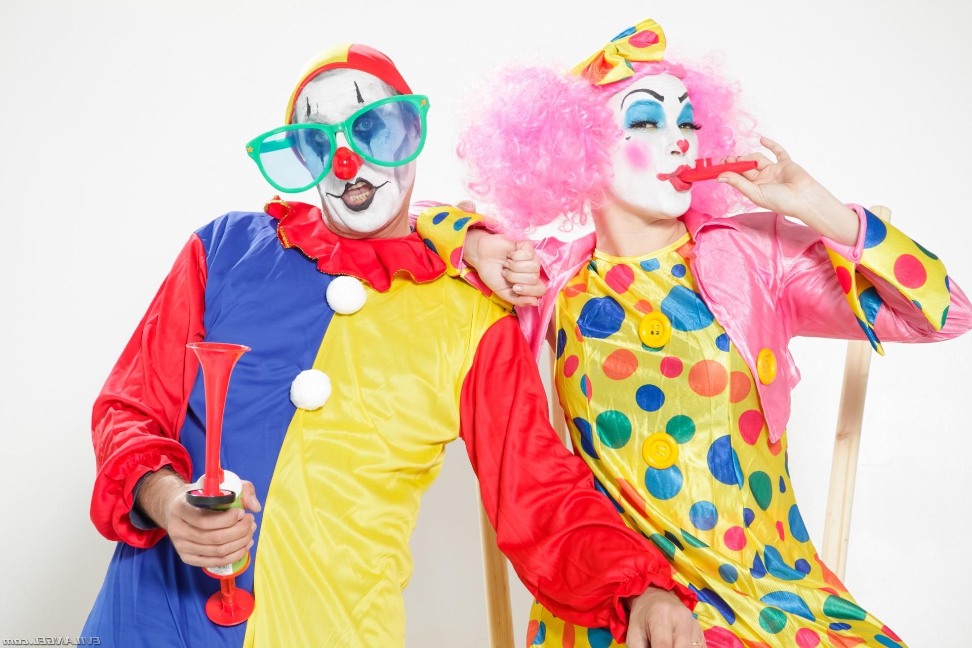 15P Dana Vespoli and clowns