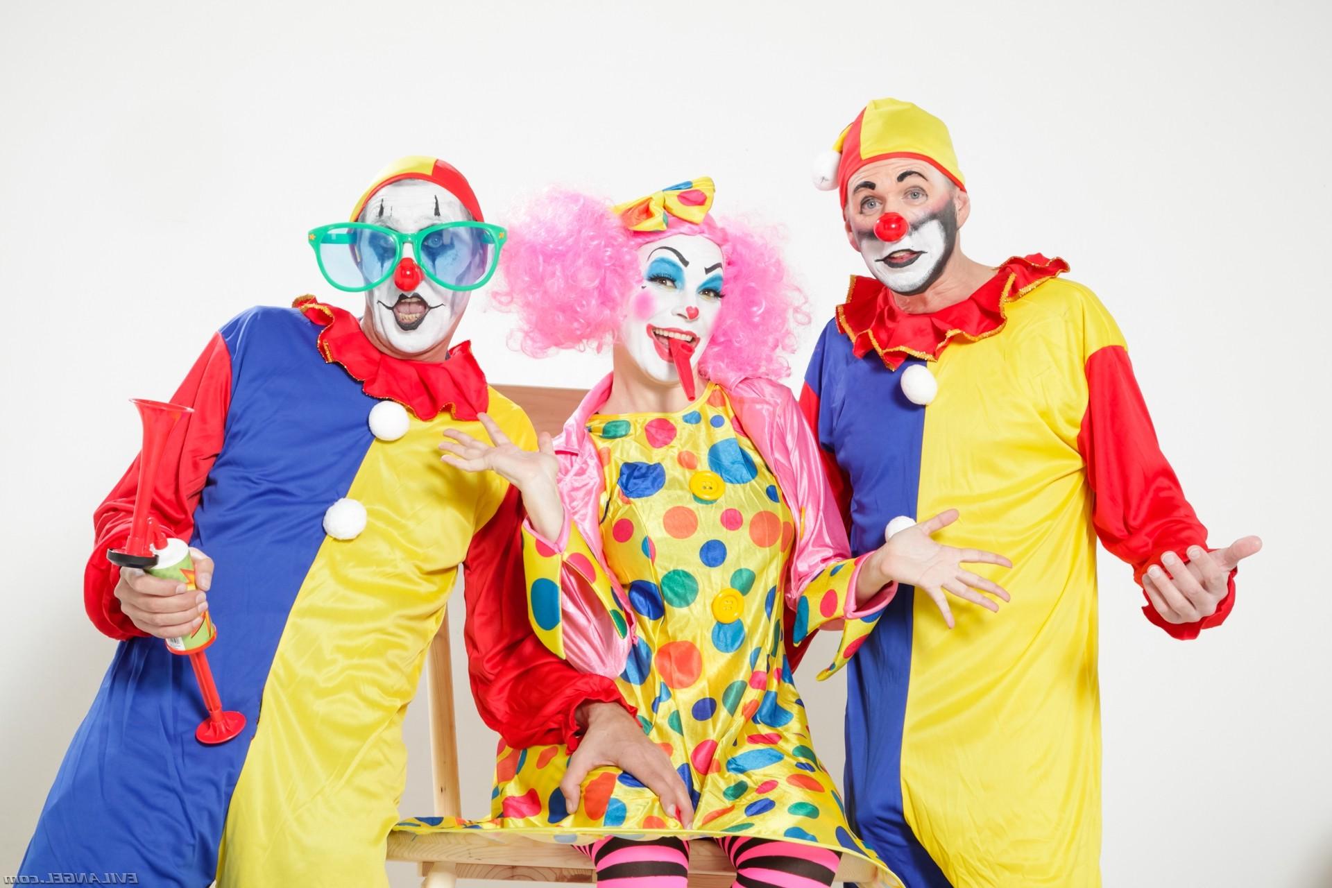 15P Dana Vespoli and clowns