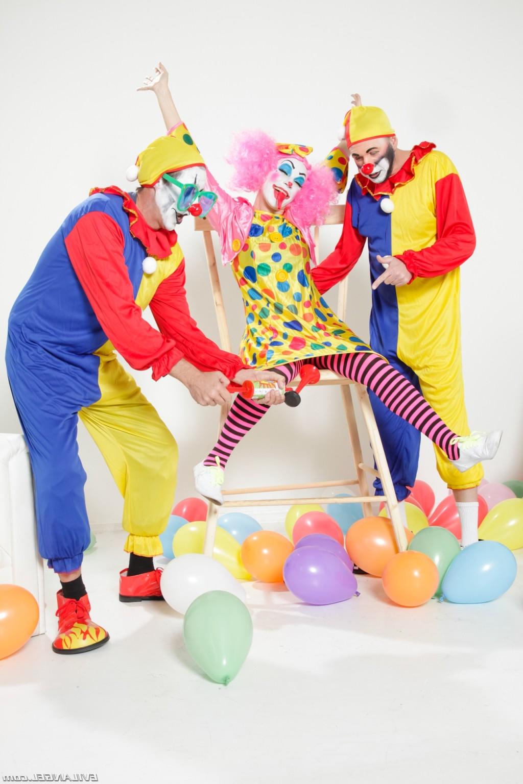 15P Dana Vespoli and clowns
