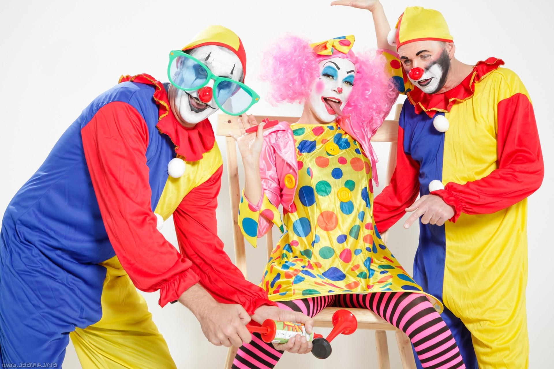 15P Dana Vespoli and clowns