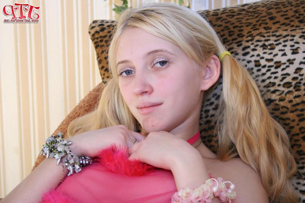20P Teen in sexy peignoir
