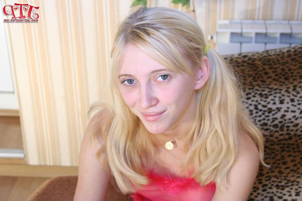 20P Teen in sexy peignoir