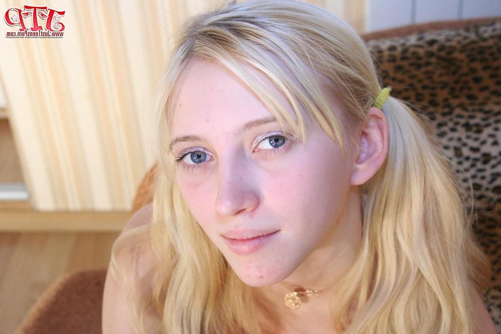 20P Teen in sexy peignoir