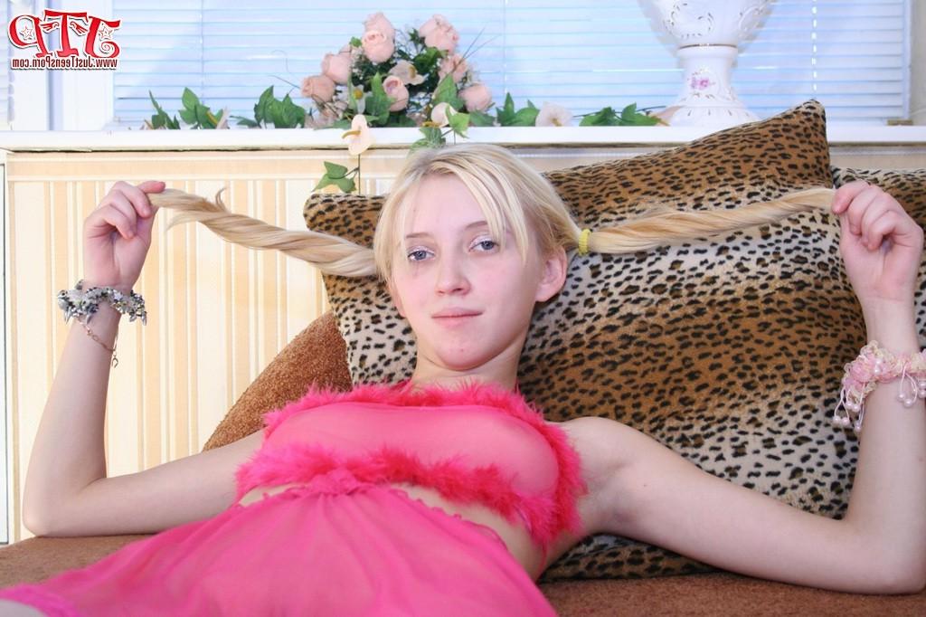 20P Teen in sexy peignoir