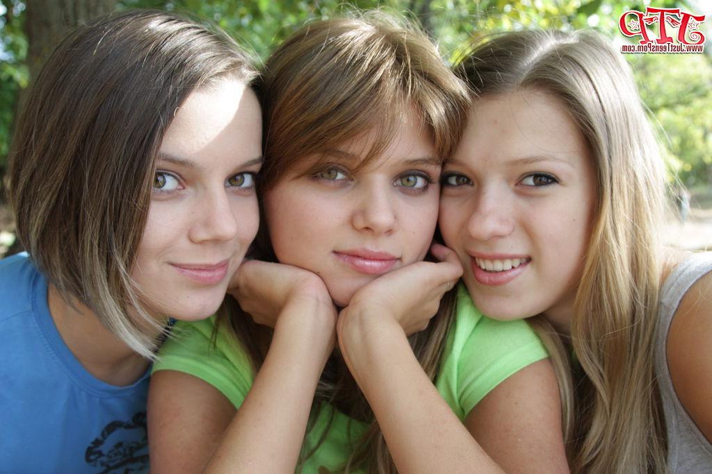 20P Teens kiss each other.