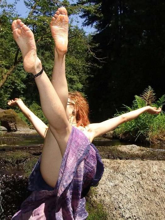 15P Hairy Bare Foot Nudist Dangling Her Toes in Stream