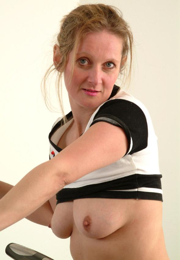 20P Pigtailed blond mature naked in gym