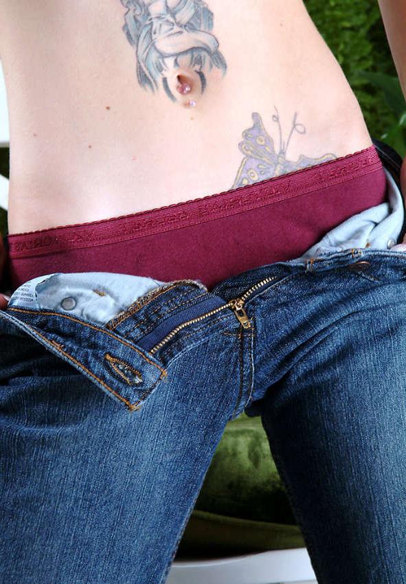 20P Blond teen beauty showing hairy pit