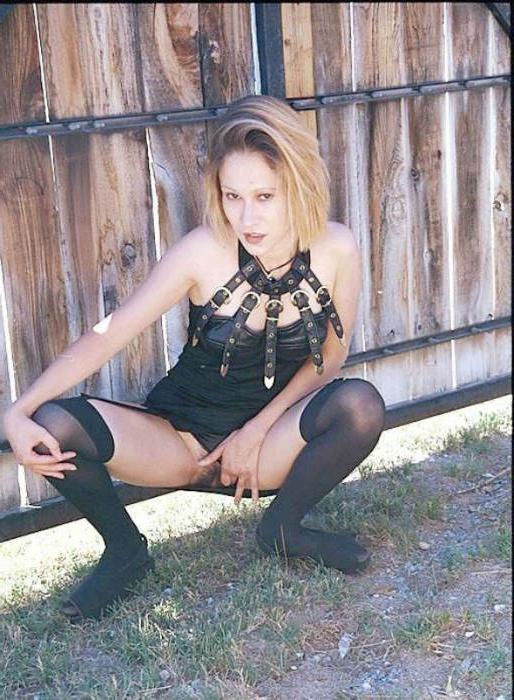 20P Blond teen showin upskirt in public