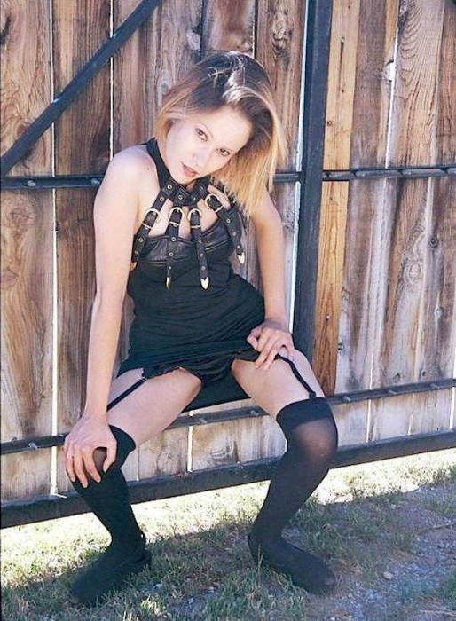 20P Blond teen showin upskirt in public