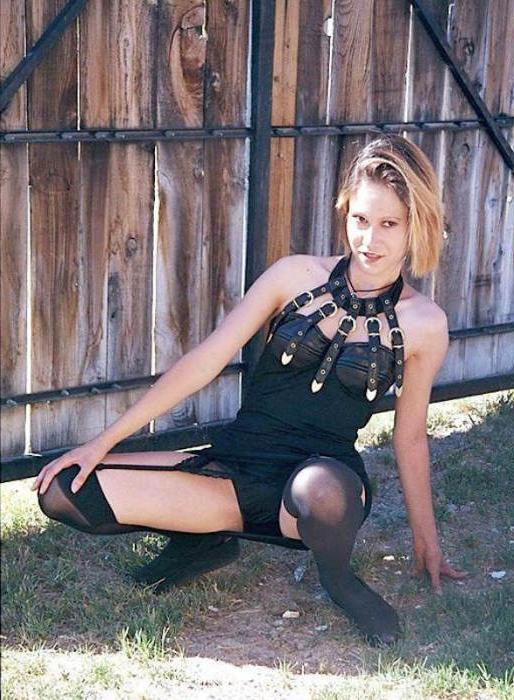 20P Blond teen showin upskirt in public