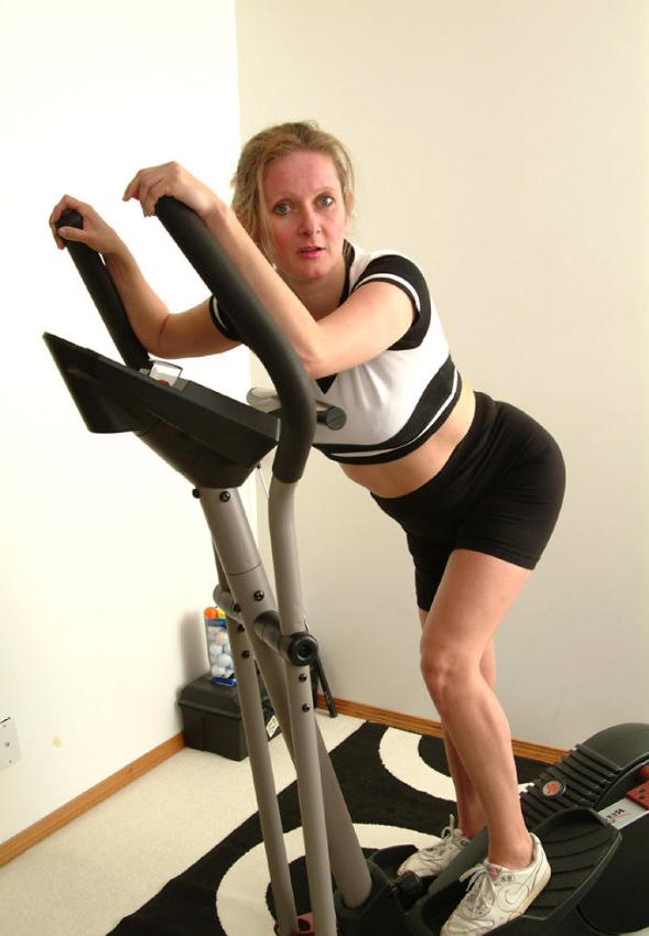 20P Pigtailed mature showin pube in gym