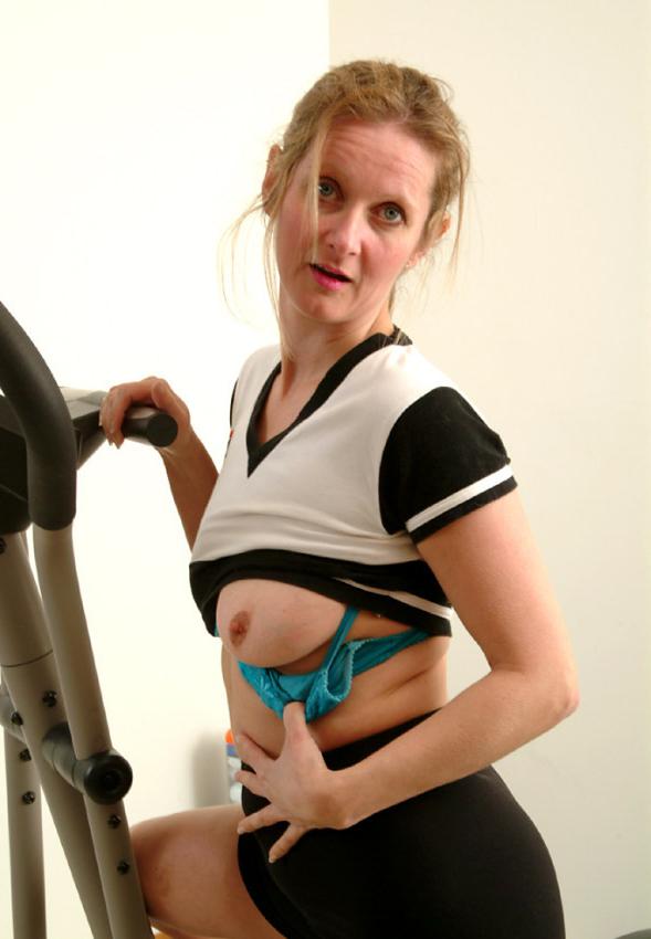 20P Pigtailed mature showin pube in gym