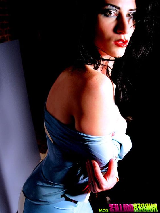 16P sexy babe posing in blue latex