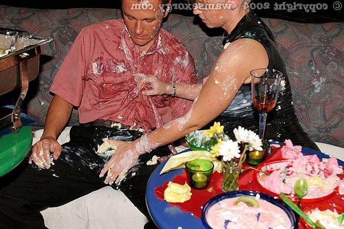 16P Huge drunk food and sex party in nightclub