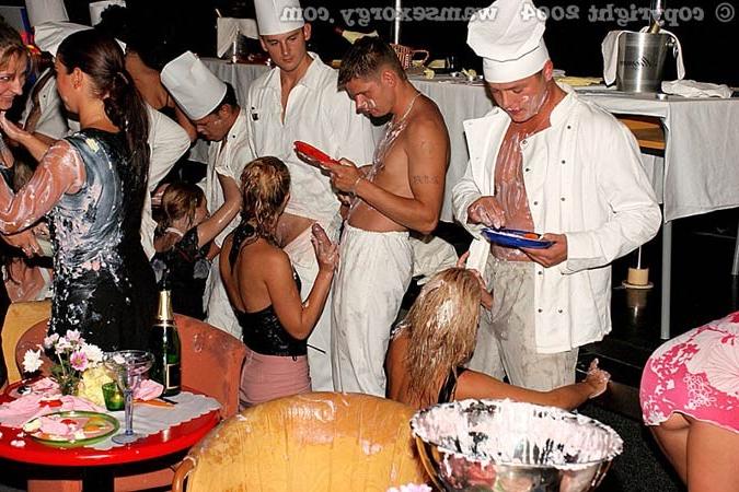 16P Huge drunk food and sex party in nightclub