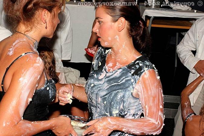 16P Huge drunk food and sex party in nightclub