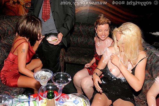 16P Huge drunk food and sex party in nightclub