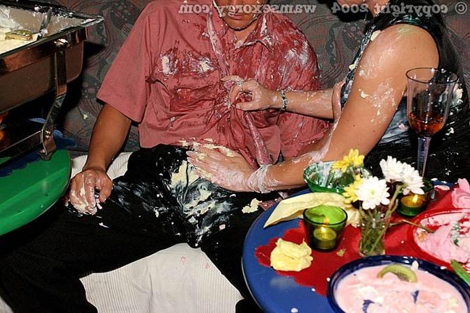 16P Huge drunk food and sex party in nightclub