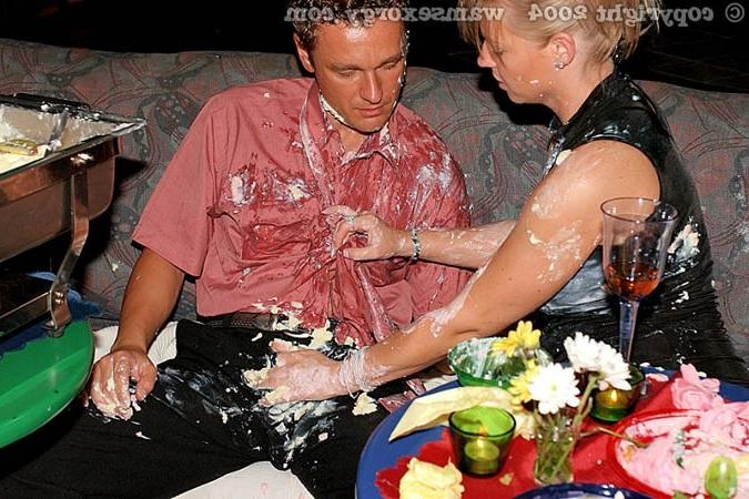 16P Huge drunk food and sex party in nightclub