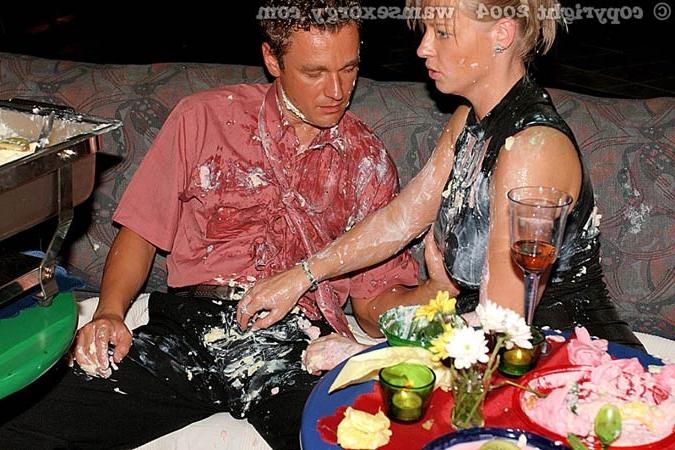 16P Huge drunk food and sex party in nightclub