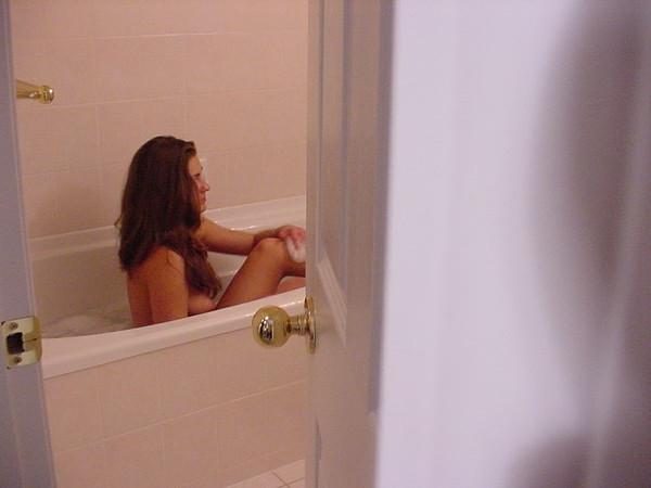 17P Voyeur watching babe in bathtub