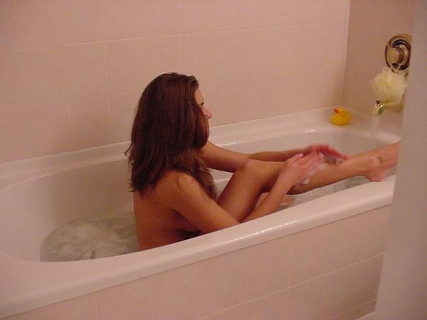 17P Voyeur watching babe in bathtub