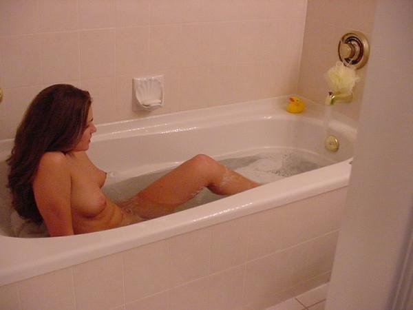 17P Voyeur watching babe in bathtub