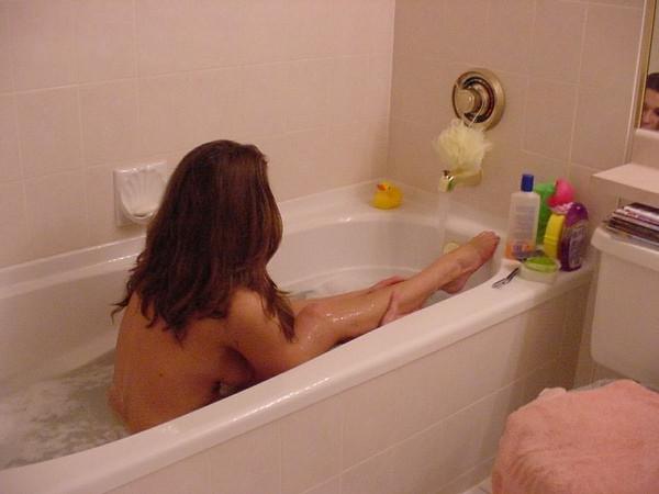 17P Voyeur watching babe in bathtub