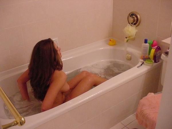 17P Voyeur watching babe in bathtub