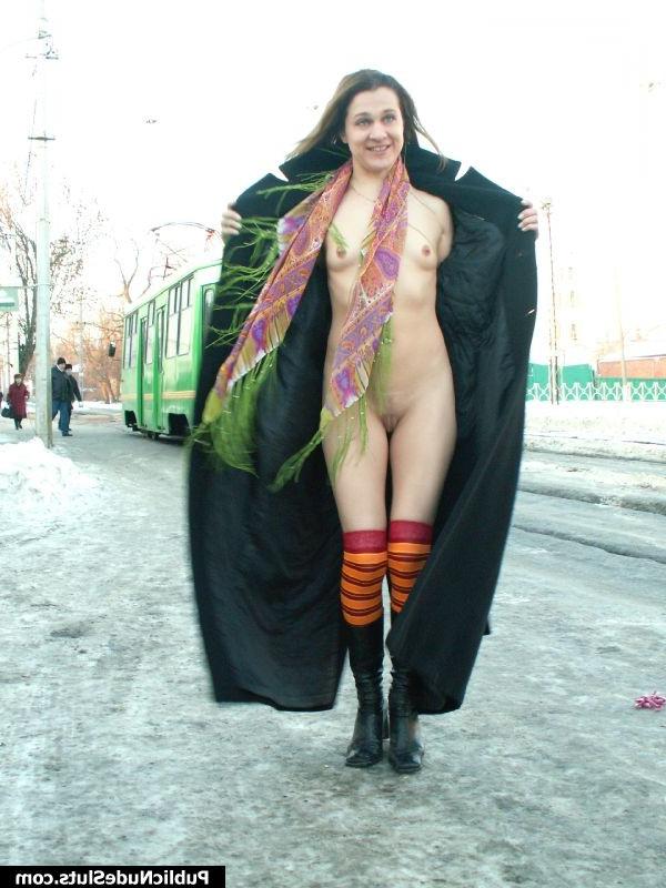 15P Blushless beauty blazons out her intimate spots at the bus station