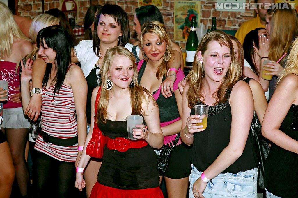 16P Drunk women sucking cock at the male stripclub