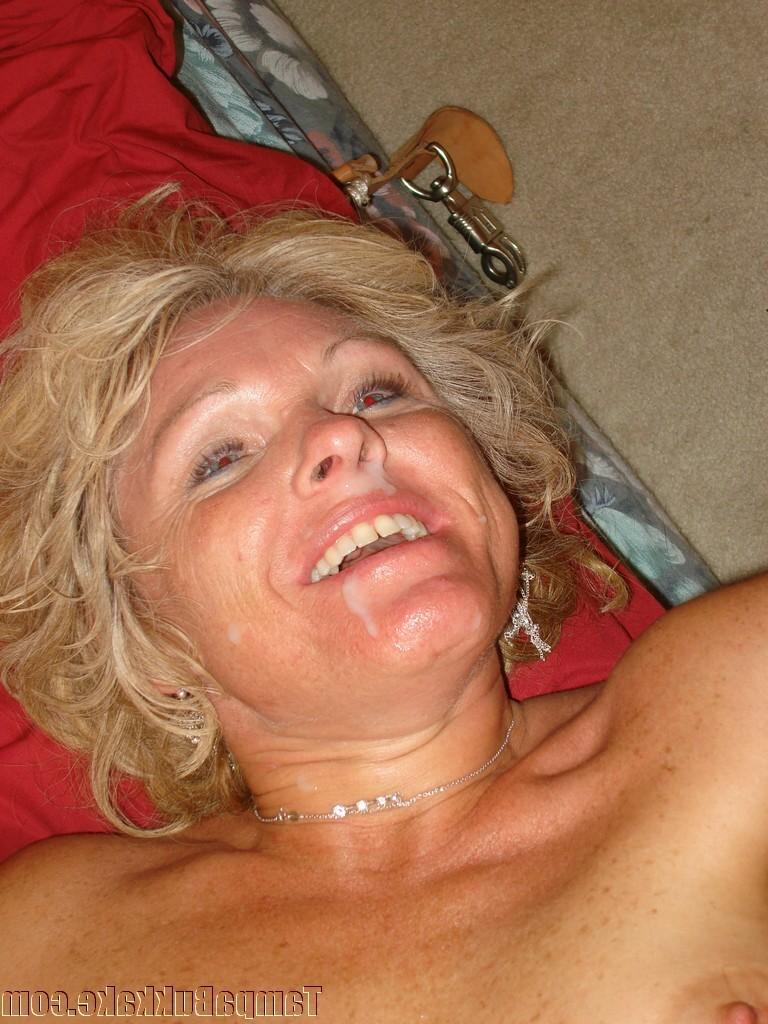 20P Hot mama gets gangbanged at tampa bukkake party