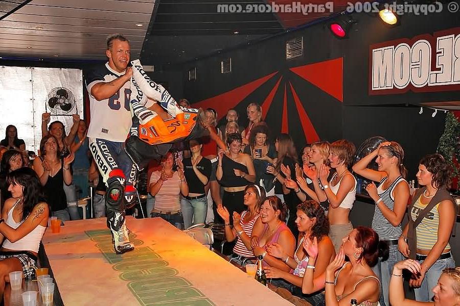 16P :: PARTY HARDCORE :: Crazy strangers screwing every single girl in club