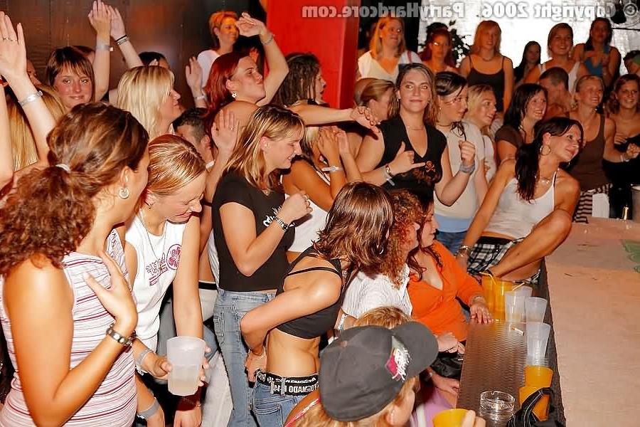 16P :: PARTY HARDCORE :: Crazy strangers screwing every single girl in club