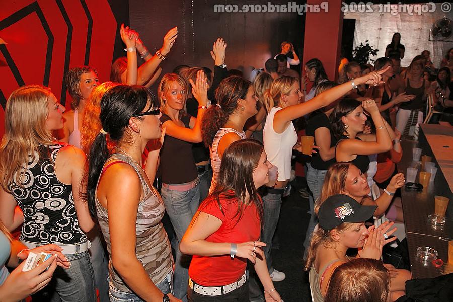 16P :: PARTY HARDCORE :: Drunken girls sucking big creamed cocks in the night club
