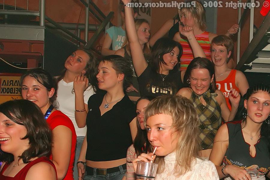 16P Party Hardcore :: Dozens of beautiful girls blowing big creamed dicks in pub