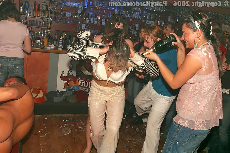 16P Party Hardcore :: Dozens of beautiful girls blowing big creamed dicks in pub