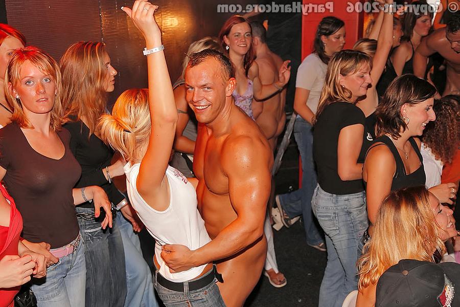 16P :: PARTY HARDCORE :: Crazy strangers screwing every single girl in club