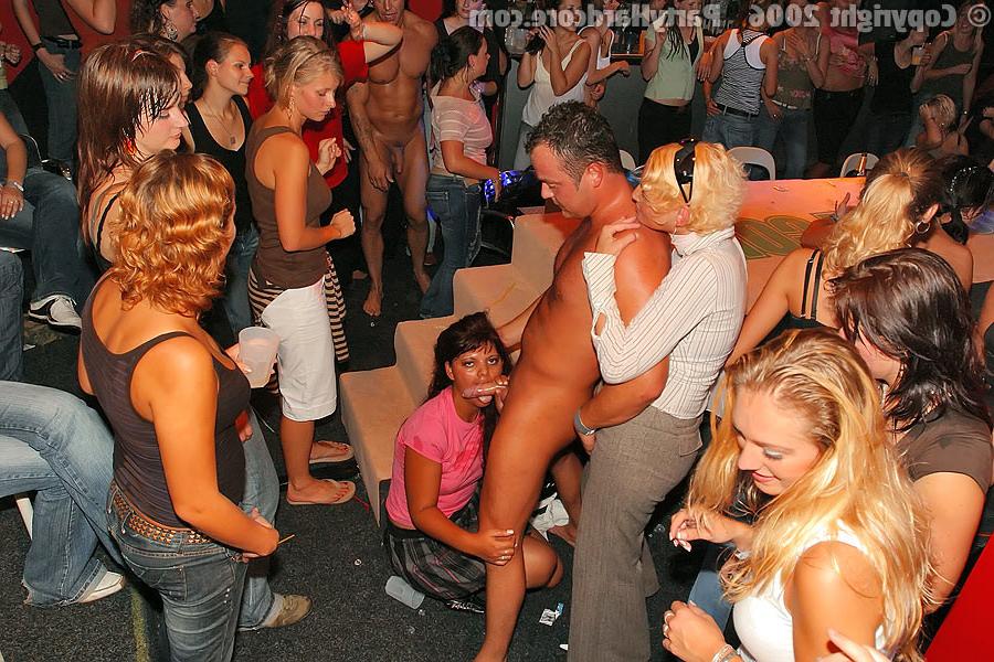 16P :: PARTY HARDCORE :: Crazy strangers screwing every single girl in club