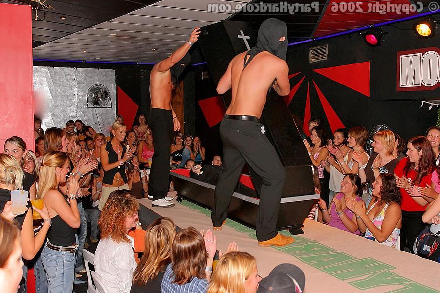 16P Party Hardcore :: Sexy vampire screwing naughty girls in the nightclub