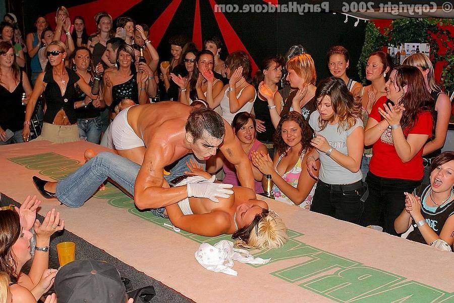16P Party Hardcore :: Sexy vampire screwing naughty girls in the nightclub