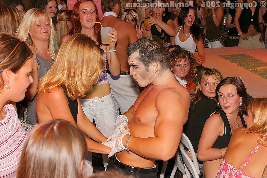 16P Party Hardcore :: Sexy vampire screwing naughty girls in the nightclub