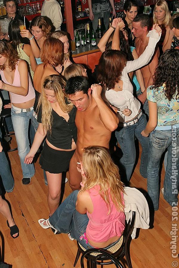 15P Party Hardcore :: Hot amateur girls ans muscular guys having wild hardcore party