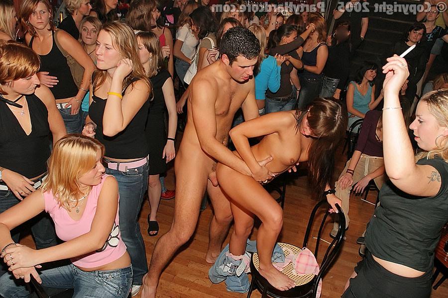 15P Party Hardcore :: Hot amateur girls ans muscular guys having wild hardcore party