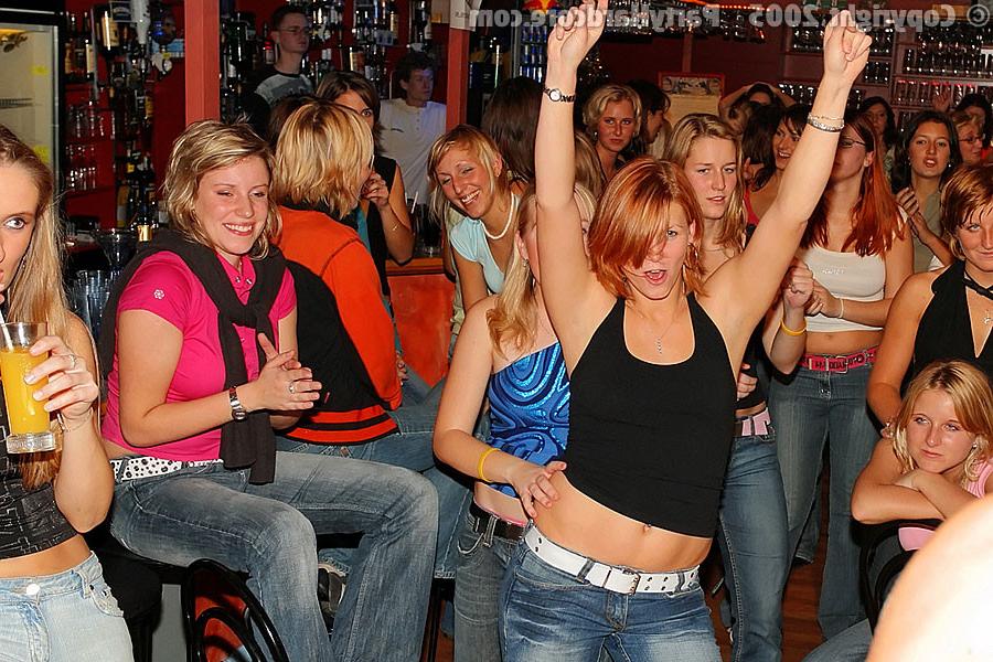 15P Party Hardcore :: Hot amateur girls ans muscular guys having wild hardcore party