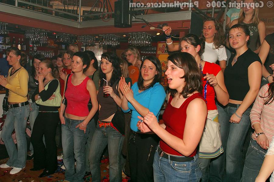 16P PARTY HARDCORE :: Drunken housewifes go insane for male strippers in the pub